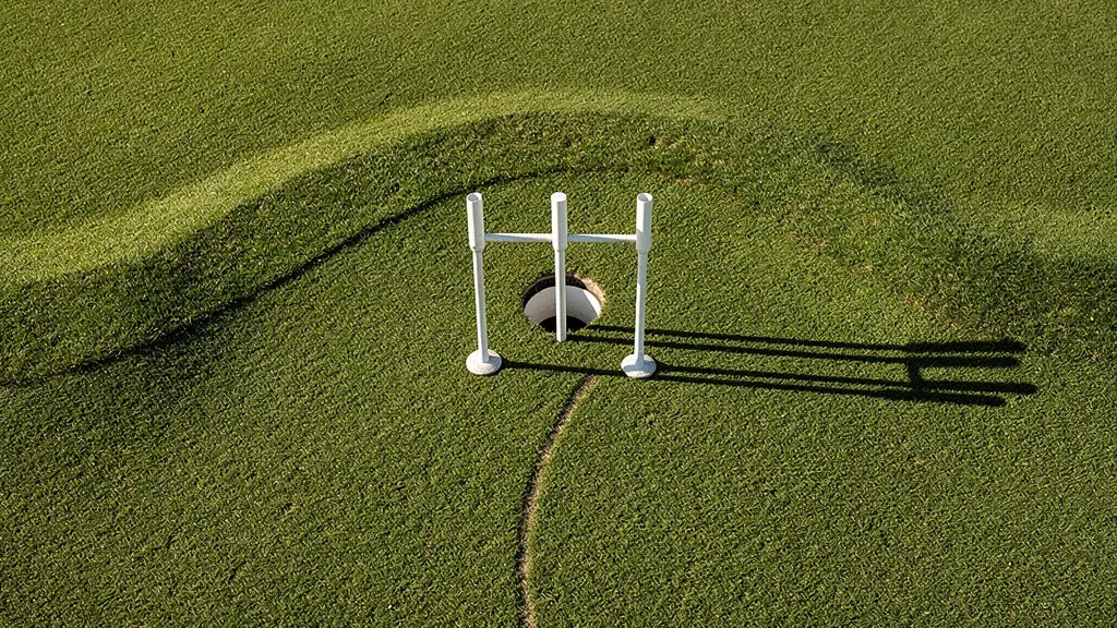 Vue aérienne d'un exercice de putting avec des tees formant une porte sur le green